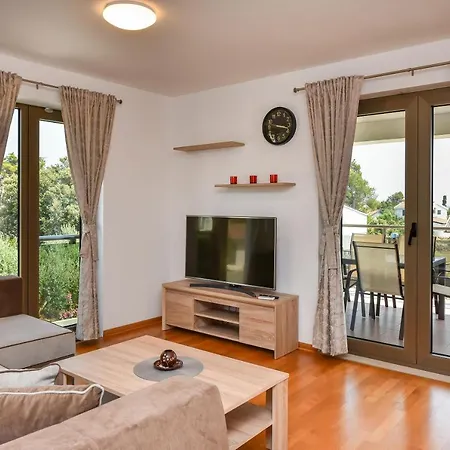 Petra Πανσιόν Vir