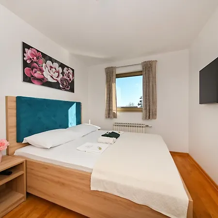 Petra Πανσιόν Vir